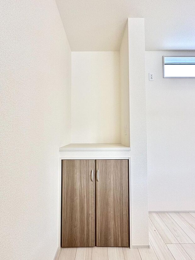 キッチン横にカウンターを設置。ちょっとした作業にも便利ですね。