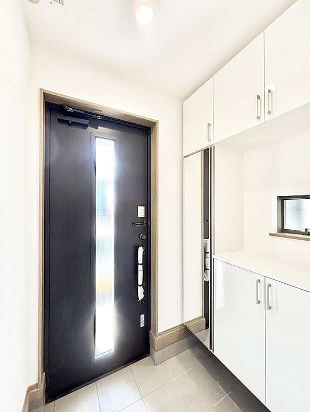 玄関ドアにスリッドラインが入っているので光の演出をしてくれます