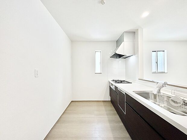 爽やかな風が通り抜けるキッチン。窓があるので明るく換気にも役立ちます。