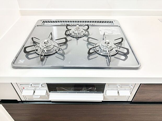 ガスコンロはSiセンサー搭載。火力調節や焦げ付き・消し忘れも防いでくれます。