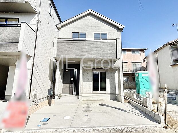 シンプルで落ち着きのある建物は住むかたの個性でオリジナルなものになっていきます