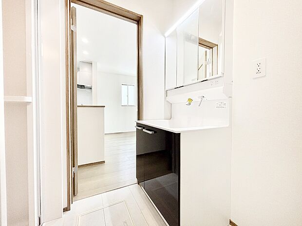 ゆとりの洗面スペースで朝の身支度もラクラク