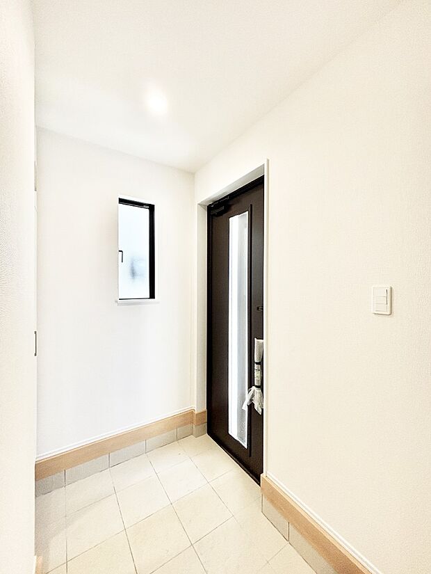 明るい陽光が入り込む玄関。ご家族の靴もスッキリ収納できる玄関収納付き!