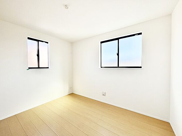 2面採光で気持ちよく自然光が取り入れられるのでお子様のお部屋にもピッタリ