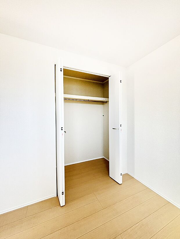 毎日着る衣類や荷物などの収納に便利なクローゼット付きです。