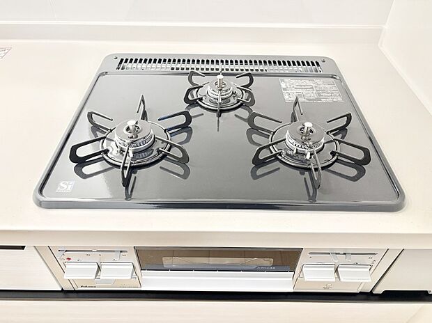 ガスコンロはSiセンサー搭載。火力調節や焦げ付き・消し忘れも防いでくれます。