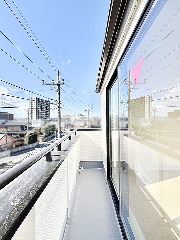 暖かな陽光が降り注ぐバルコニーはお洗濯におすすめ。爽やかな風も心地よいです。