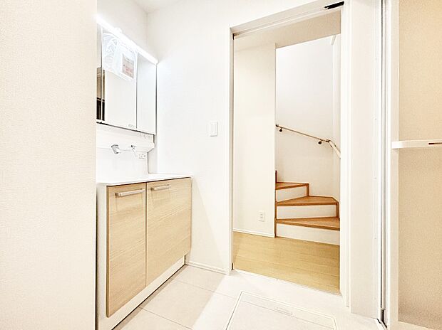 清潔感ある洗面化粧室で朝の身支度も快適