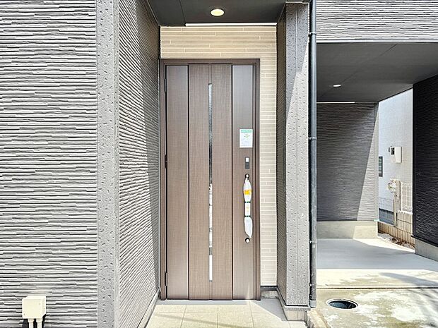 大切な家族、来客を出迎える玄関。