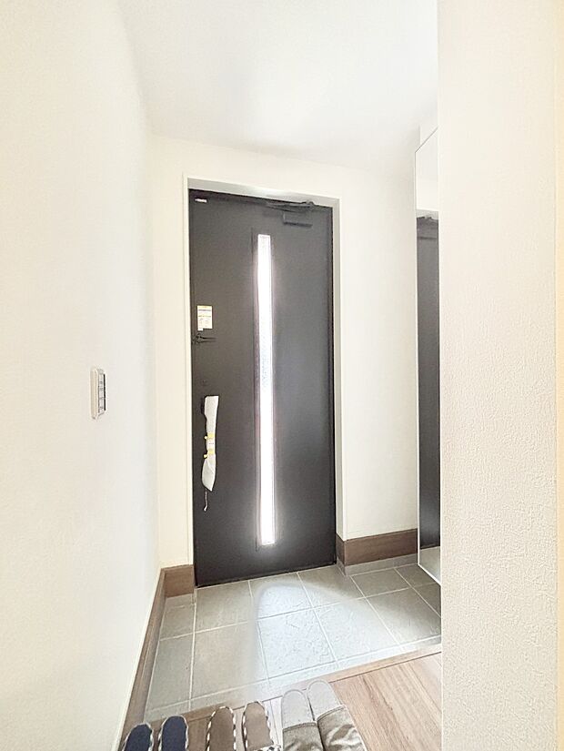 明るい陽光が入り込む玄関。ご家族の靴もスッキリ収納できる玄関収納付き!