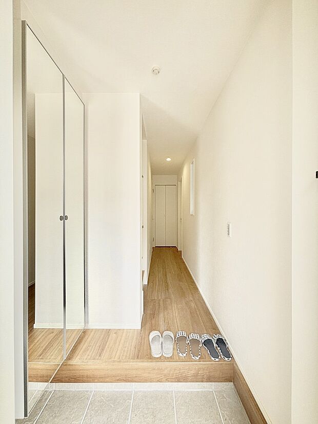 ミラー付きシューズボックスはお出かけ前の身だしなみチェックに便利