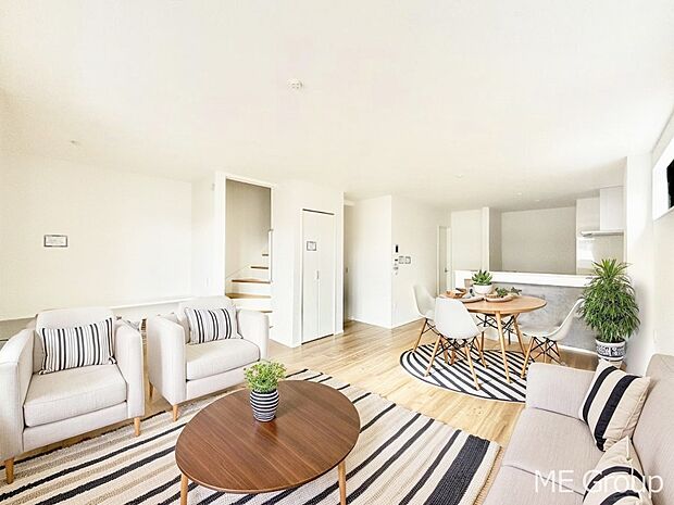 リビング階段を設け、家族のコミュニティを大切にした間取りプラン ※家具はCGです