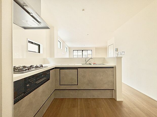 リビングで遊ぶお子様を見守りながらお料理ができる対面キッチン