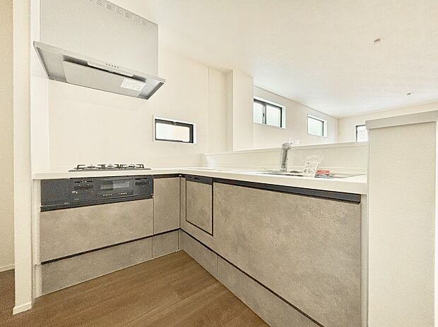 カウンター越しに楽しいおしゃべり。いつものお料理がもっと美味しくなりそうですね