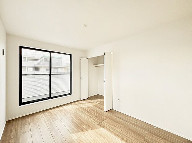 明るいバルコニーサイドに洋室を設置。目覚めの良い寝室に。