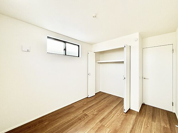 お子さまのお部屋としても!衣類の整理整頓に便利なクローゼット付きの洋室。