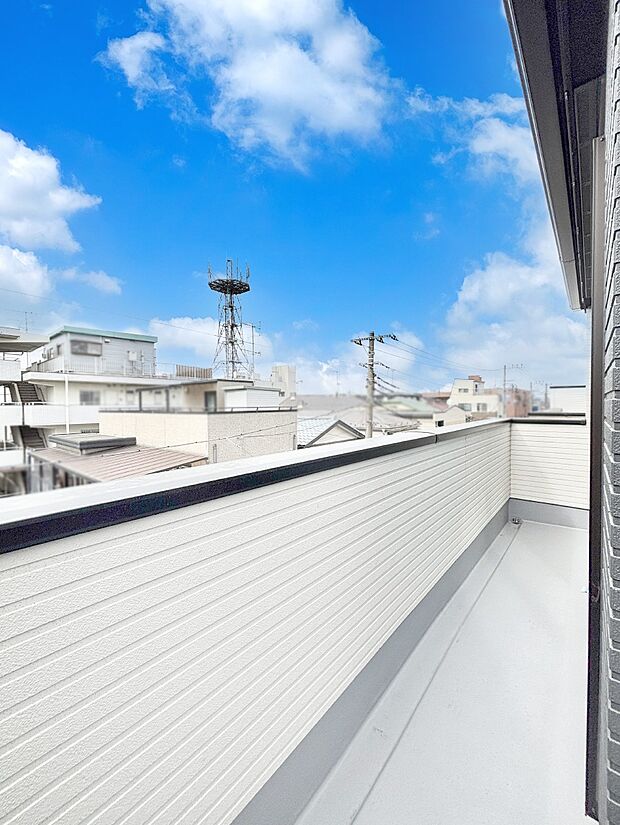ゆったりバルコニーだから沢山お洗濯ものを干せます。
