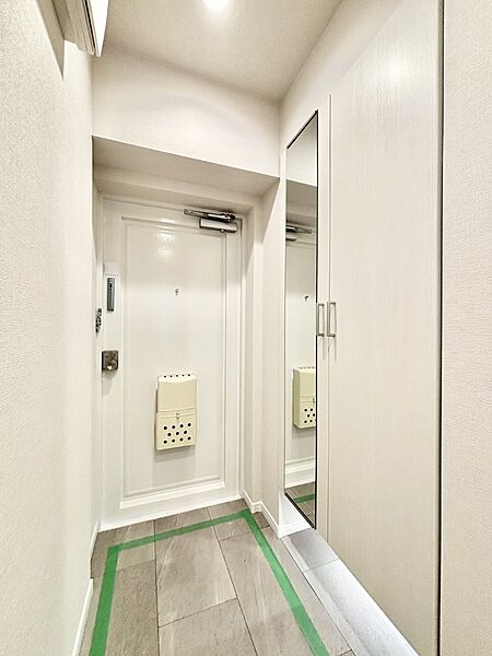 ミラー付きシューズボックスはお出かけ前の身だしなみチェックに便利
