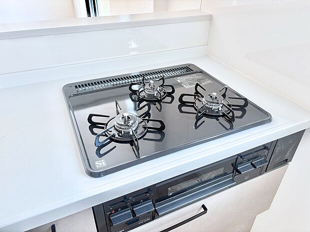 ガスコンロはSiセンサー搭載。火力調節や焦げ付き・消し忘れも防いでくれます。