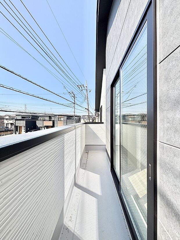 暖かな陽光が降り注ぐバルコニーはお洗濯におすすめ。爽やかな風も心地よいです。