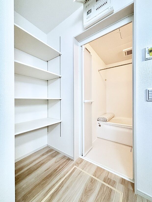 物が多く集まりがちなランドリースペースにうれしい可動棚収納!
