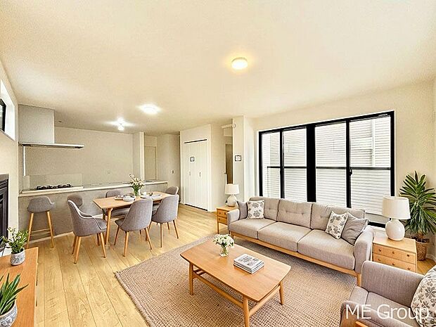 ご家族の賑やかな話し声で包まれる明るいリビング ※家具はCGです