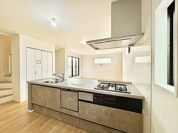 料理をしながらでもご家族との会話を楽しめる対面キッチン