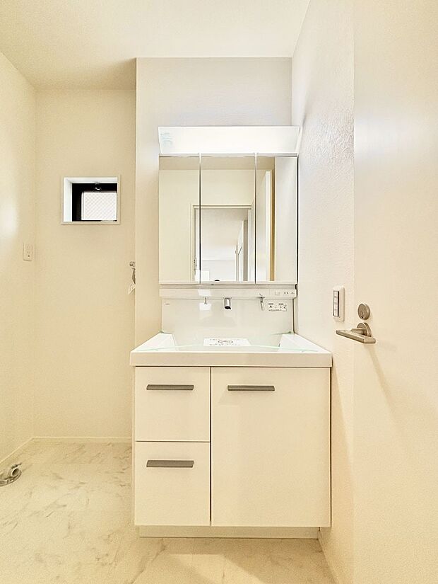 大きく見やすい三面鏡で清潔感ある洗面台は、身だしなみチェックや肌のお手入れにおすすめです。