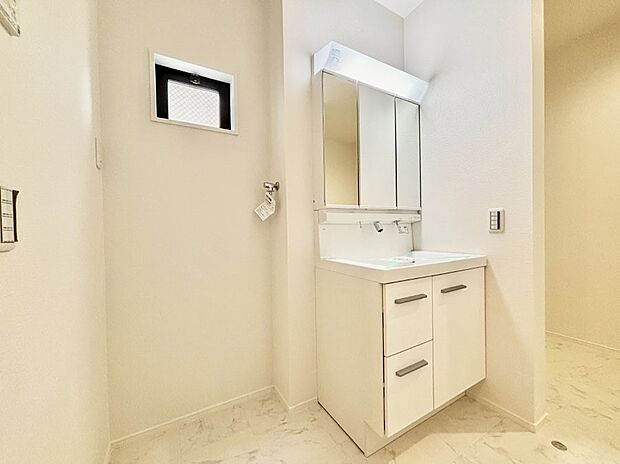 明るい洗面所は毎朝の身支度も楽しくできちゃいそうです。