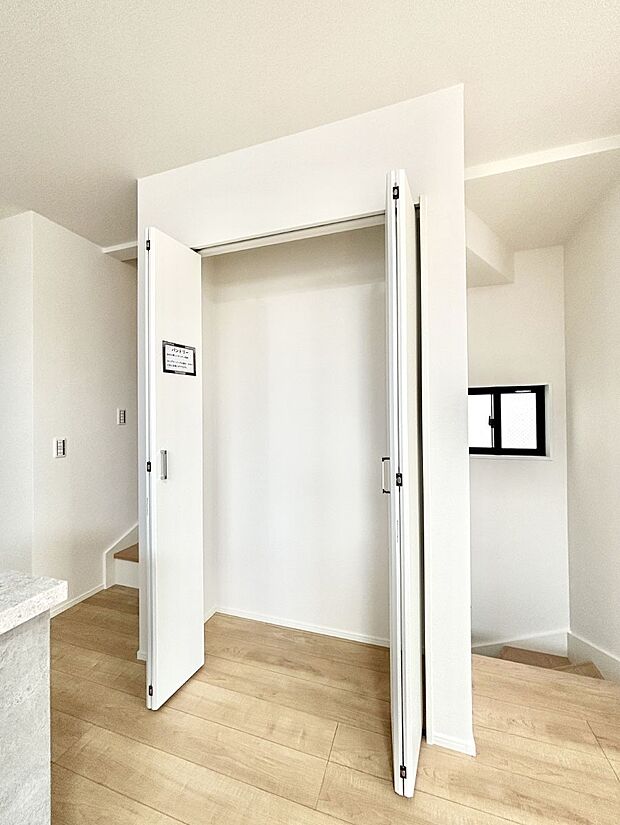 リビング収納。ここに収納があると物が集まるLDKがスッキリ片付きそうですね。