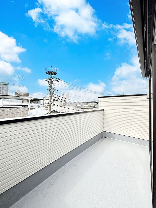 ゆったりバルコニーだから沢山お洗濯ものを干せます。