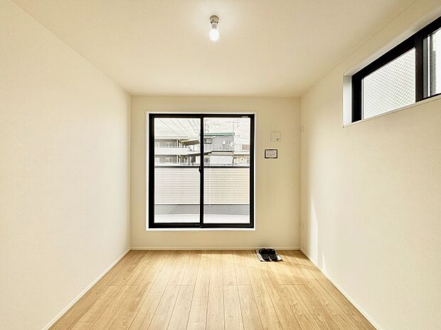 バルコニーが開放感をプラスしてくれる洋室