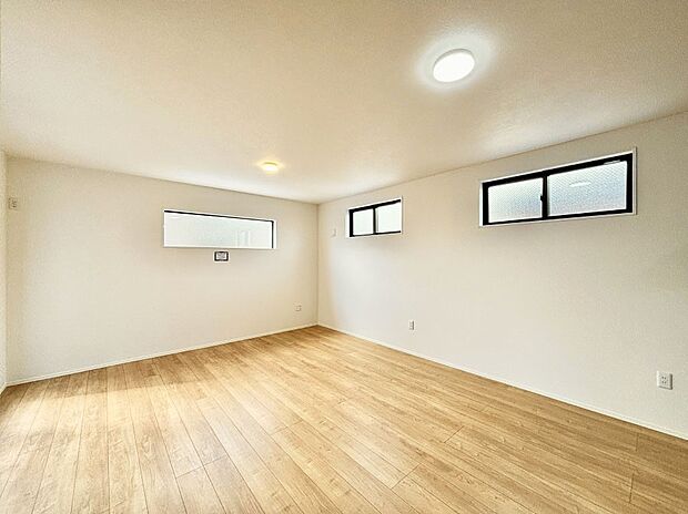 明るい陽光が注ぎ、寛ぎの雰囲気に満たされるダイニング。