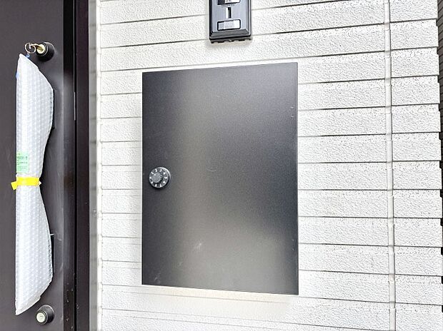 シンプルデザインのポスト。