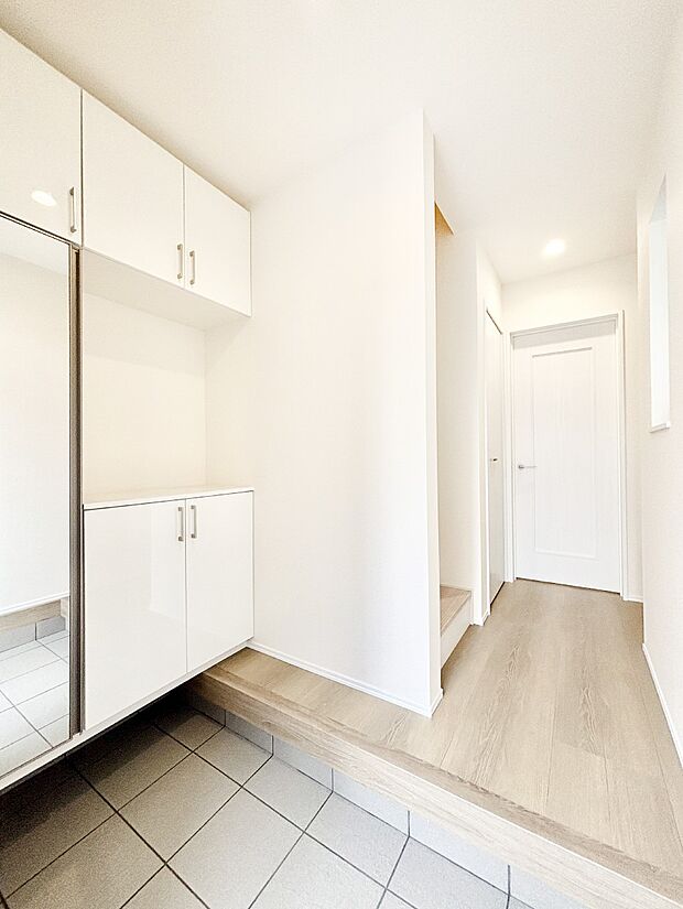 ミラー付きシューズボックスはお出かけ前の身だしなみチェックに便利