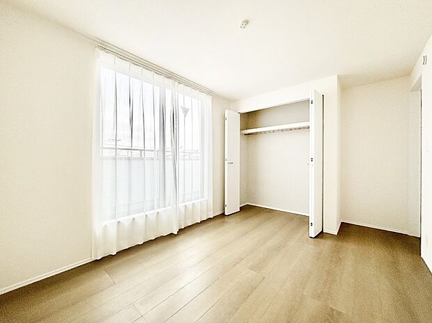 明るいバルコニーサイドに洋室を設置。目覚めの良い寝室に。