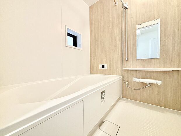 一日の疲れを癒してくれる明るい清潔感のあるバスルーム