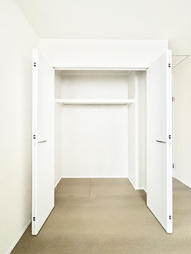毎日着る衣類や荷物などの収納に便利なクローゼット付きです。
