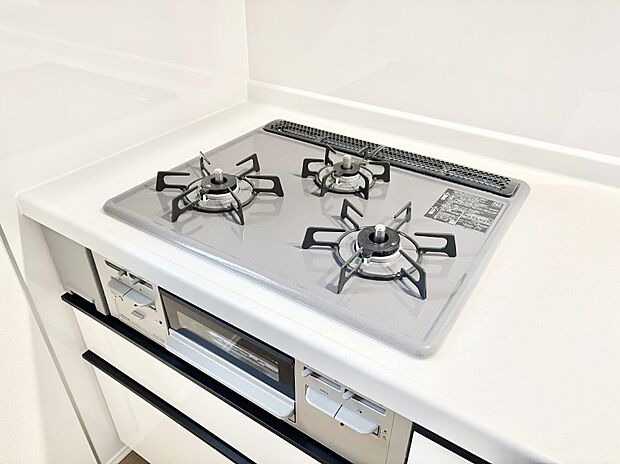 ガスコンロはSiセンサー搭載。火力調節や焦げ付き・消し忘れも防いでくれます。