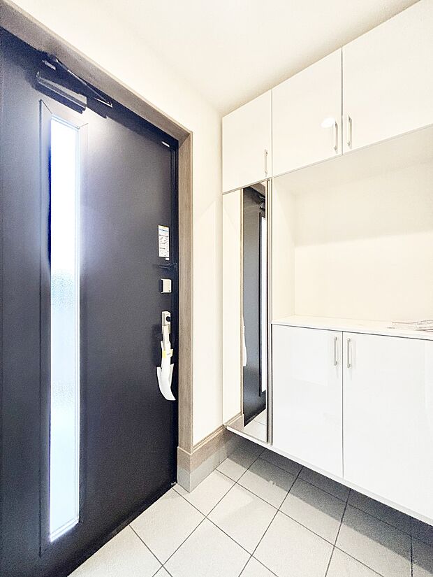 ガラススリットの入った玄関ドアが室内に光を届けてくれます