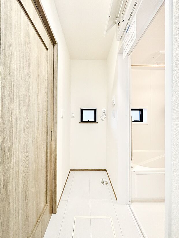 清潔感のある快適空間です。毎日の身支度も気持ち良くお使い頂けます。