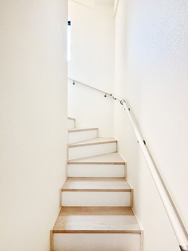 ご家族間のコミュニケーションが深まるリビングイン階段を採用