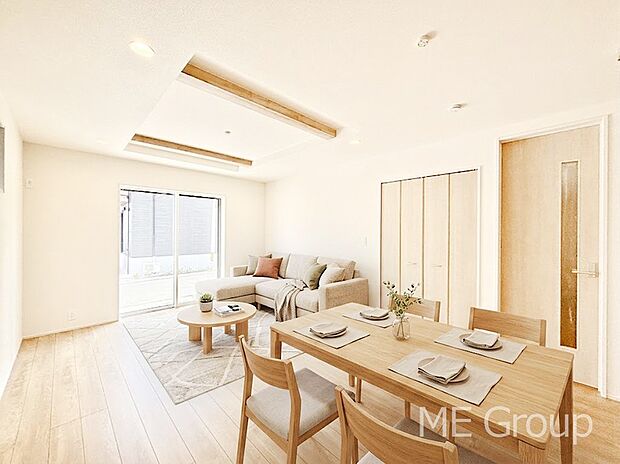 ご家族の賑やかな話し声で包まれる明るいリビング ※家具はCGです