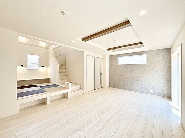 折り上げ天井はは立体的な奥行きがあるので、天井が広く見えて開放的な空間を演出できます。