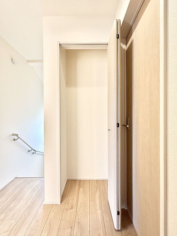設備「無料オンライン相談」受付中!掃除道具や季節の小物を収納することができます。