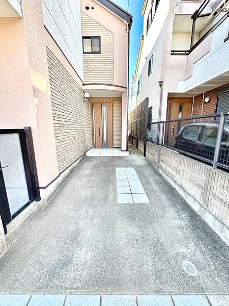 外観「無料オンライン相談」受付中！生活に欠かせない駐車スペース。