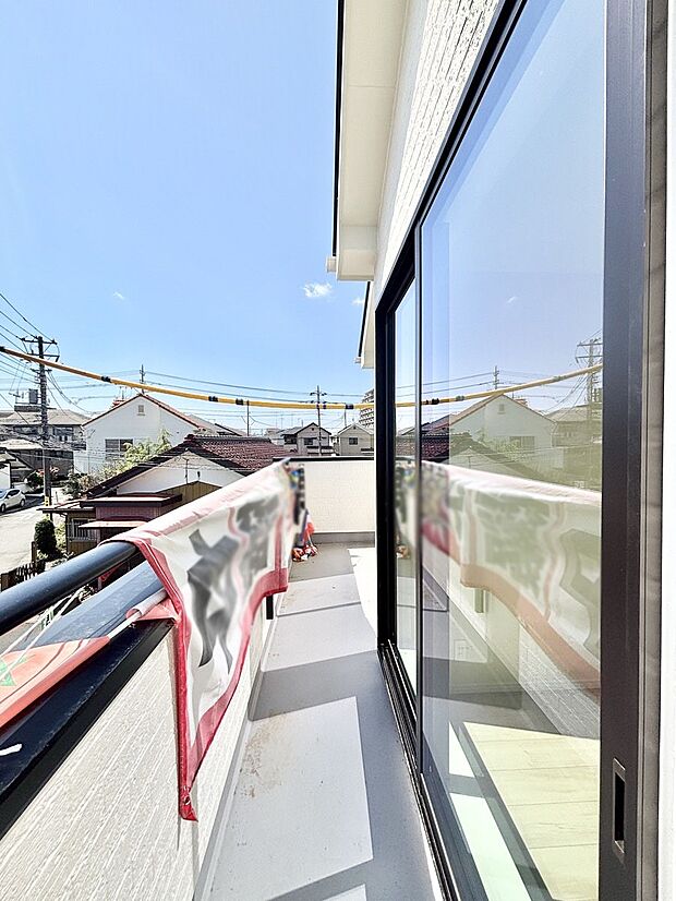 南向きのバルコニー！ご家族の洗濯物はもちろん、お布団もたっぷり干せます！