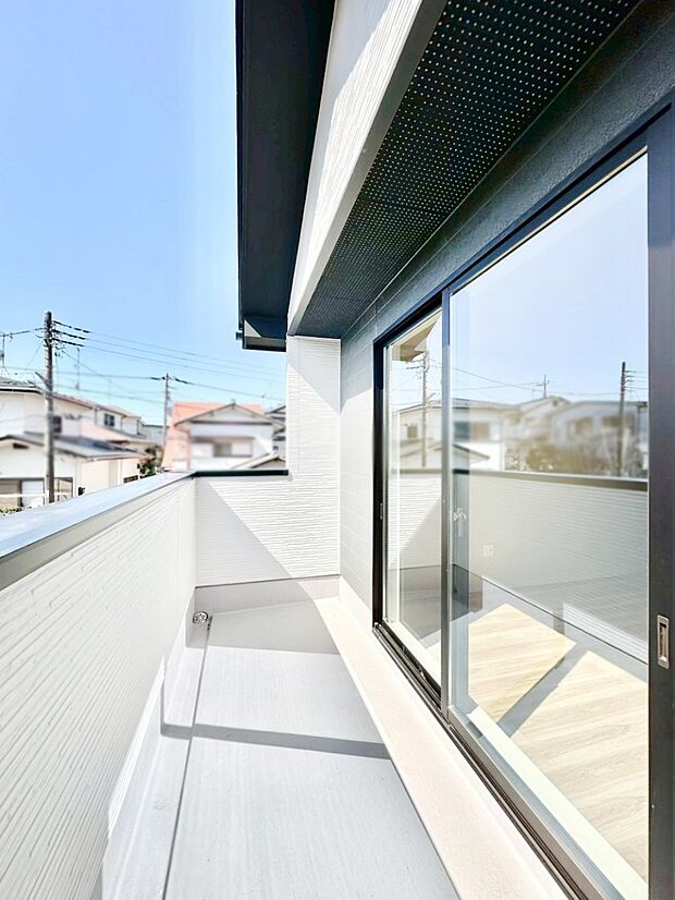 ゆったりバルコニーだから沢山お洗濯ものを干せます。