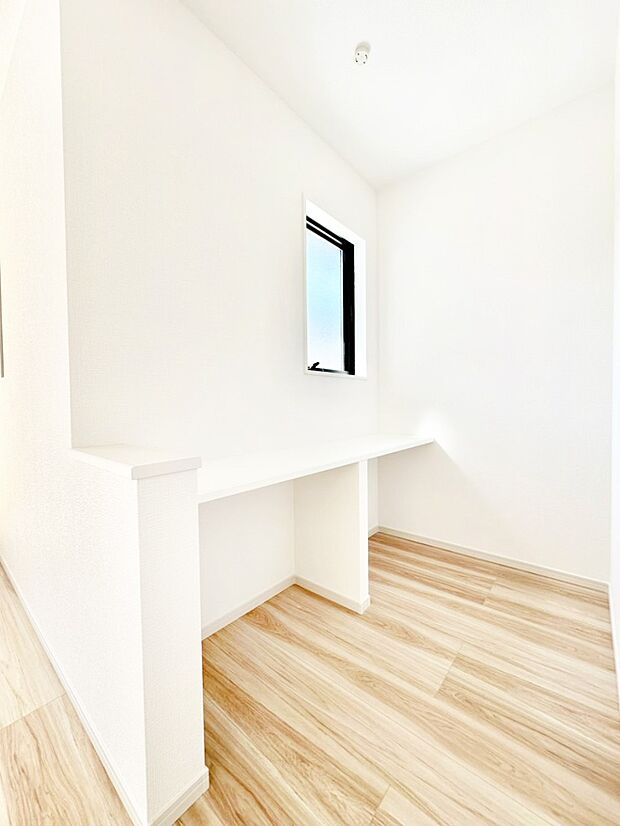 リビングには、お子様の勉強にもパソコン作業にも使えるスタディカウンター付き