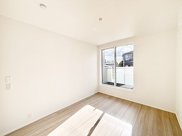 明るいバルコニーサイドに洋室を設置。目覚めの良い寝室に。 